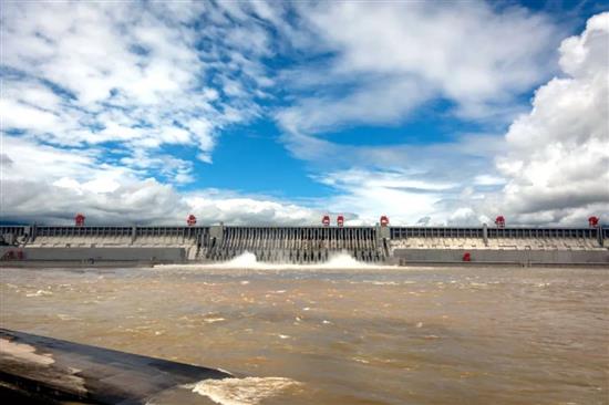 长江2020年第1号洪水安然通过三峡枢纽工程。摄影：程功